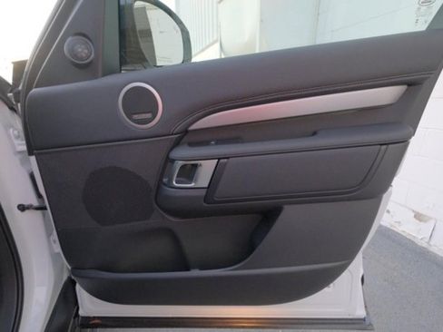 Used 2025 Land Rover Discovery Dynamic SE AWD/4WD image 18