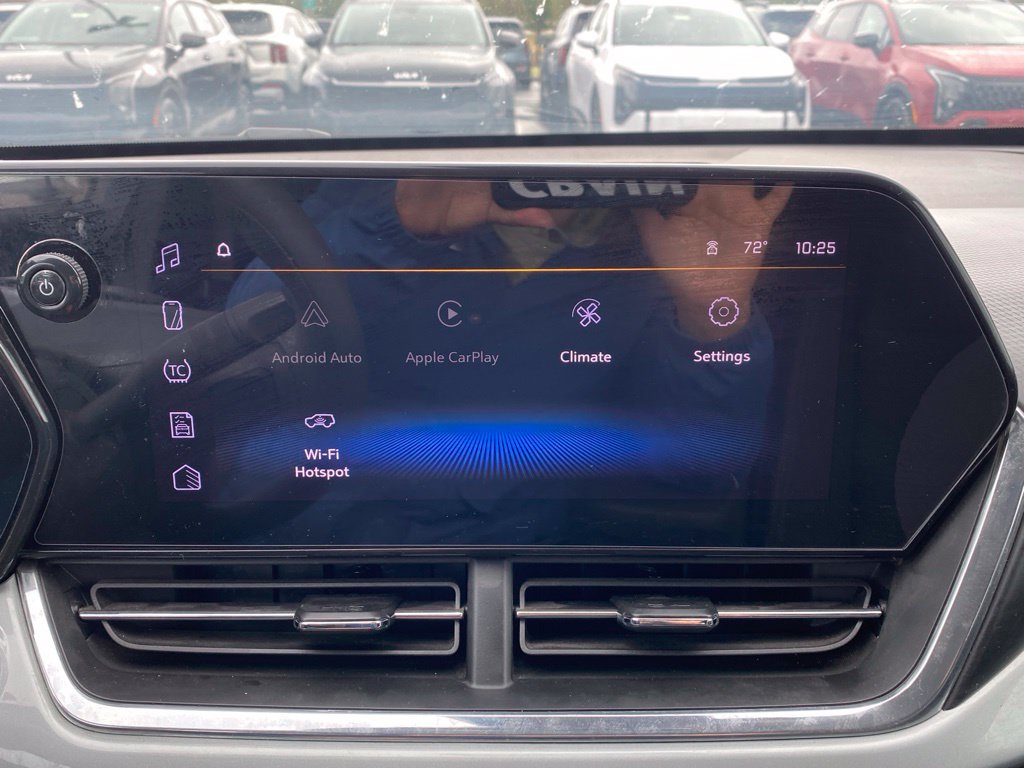 Used 2025 Chevrolet Trax LT FWD image 16