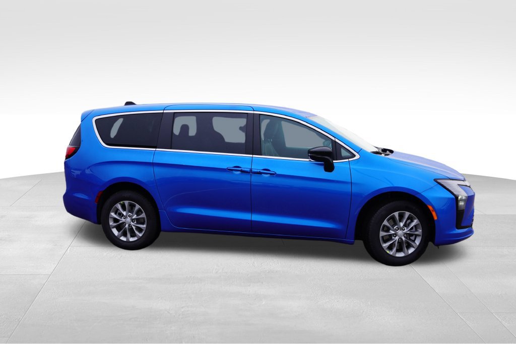 New 2027 Chrysler Pacifica Select AWD/4WD image 2