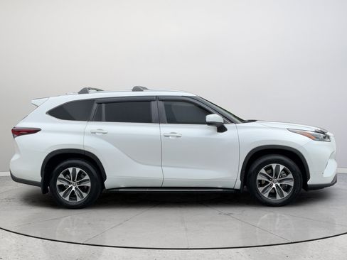 Used 2024 Toyota Highlander XLE FWD image 6