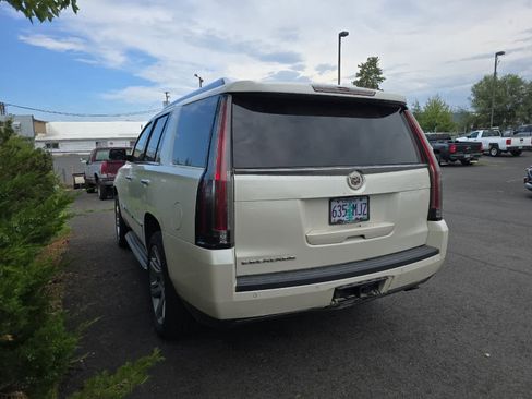 Used 2015 Cadillac Escalade Premium image 3