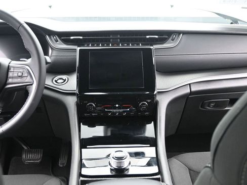 Used 2025 Jeep Grand Cherokee Laredo image 25