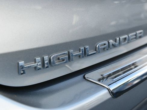 Used 2022 Toyota Highlander XLE FWD image 7