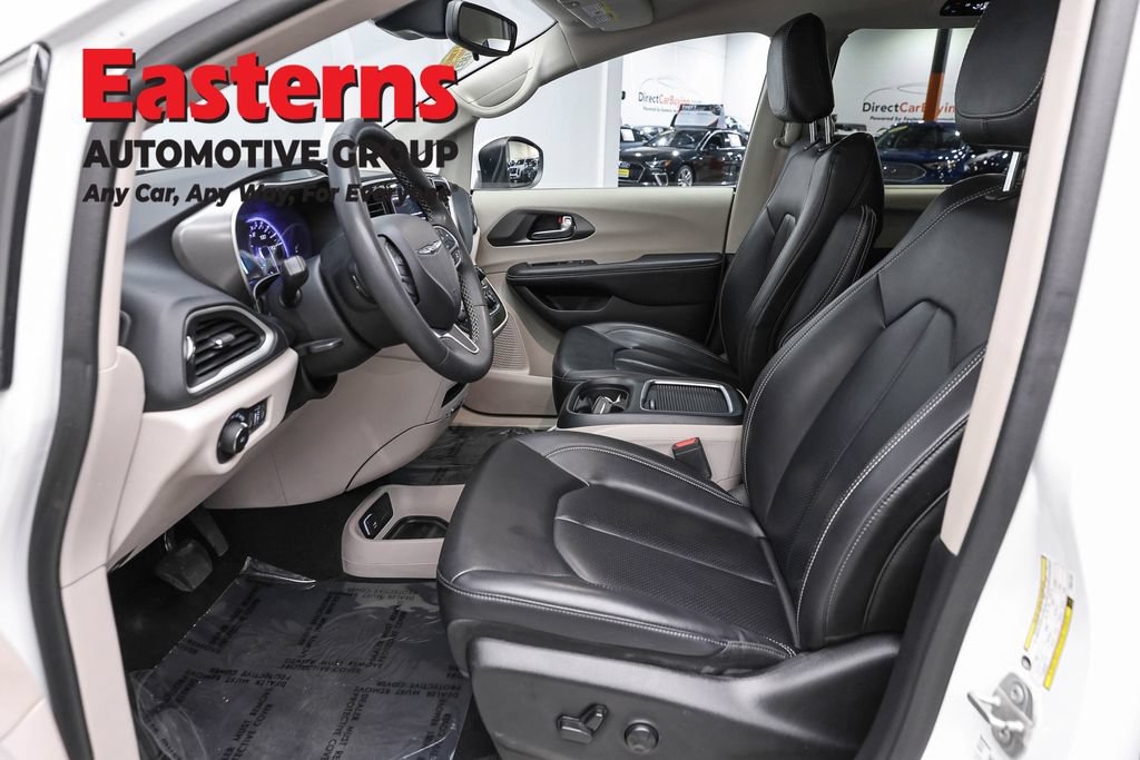 Used 2023 Chrysler Pacifica Touring-L FWD image 15