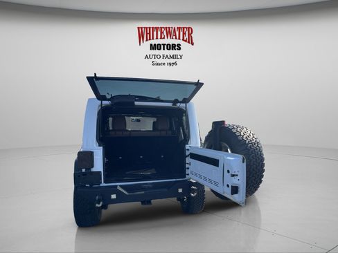 Used 2017 Jeep Wrangler Unlimited Rubicon w/ Cold Weather Group image 9