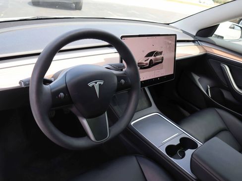 Used 2023 Tesla Model 3 Standard Range image 18