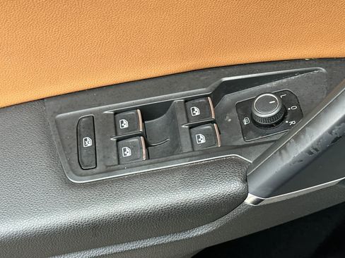 Used 2018 Volkswagen Tiguan SE w/ Panoramic Sunroof Package image 13