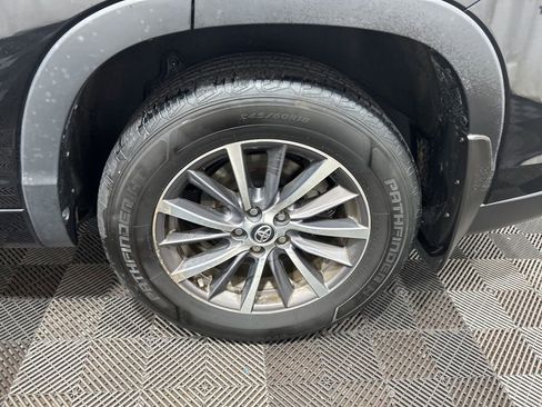 Used 2017 Toyota Highlander XLE image 30