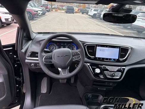 New 2026 Chrysler Pacifica Select image 13