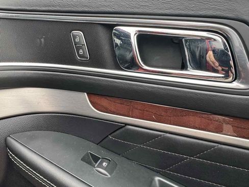 Used 2018 Ford Explorer Platinum image 26