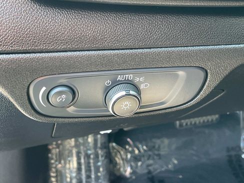 Used 2022 Chevrolet Bolt EUV LT w/ Comfort Package image 18