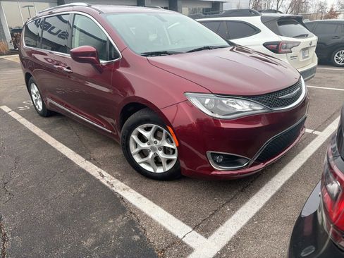 Used 2018 Chrysler Pacifica Touring-L Plus w/ Tire & Wheel Group image 5