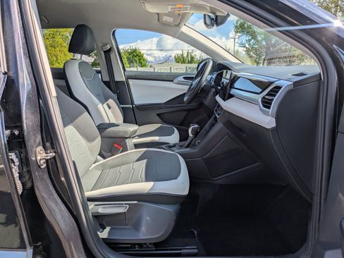 Used 2025 Volkswagen Taos SE AWD/4WD image 32