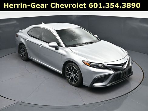 Used 2024 Toyota Camry SE image 1