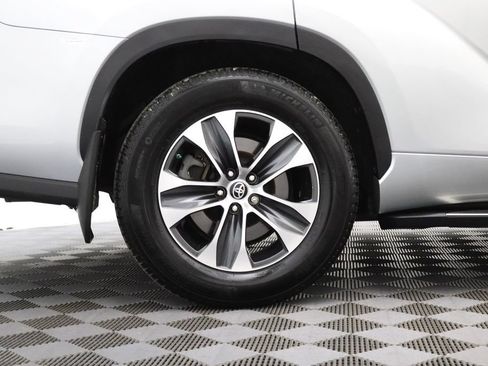 Used 2021 Toyota Highlander XLE AWD/4WD image 6