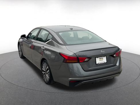Used 2025 Nissan Altima 2.5 SV FWD image 11