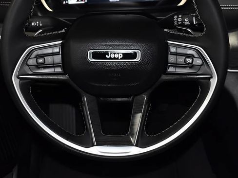 Used 2023 Jeep Grand Cherokee Limited AWD/4WD image 23
