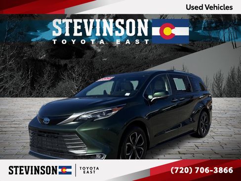 Used 2025 Toyota Sienna Platinum image 1