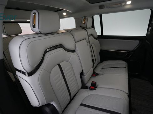 Used 2024 Rivian R1S Adventure Dual AWD/4WD image 5
