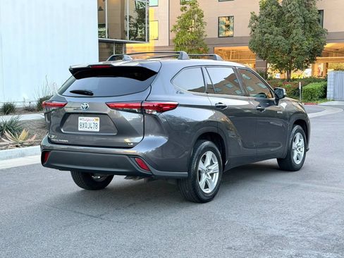 Used 2021 Toyota Highlander LE FWD image 3