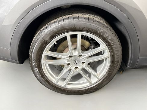 Used 2023 Porsche Cayenne AWD/4WD image 32