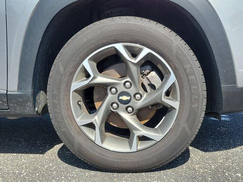 Used 2024 Chevrolet Trax LT w/ Sunroof Package FWD image 5