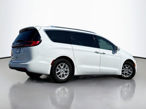 Used 2021 Chrysler Pacifica Touring-L w/ Uconnect Theater Family Group image 2