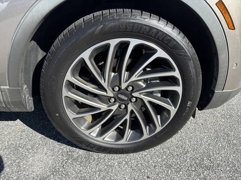 Used 2020 Lincoln Nautilus Reserve image 11