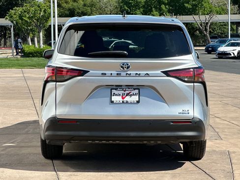 Certified 2022 Toyota Sienna XLE image 6