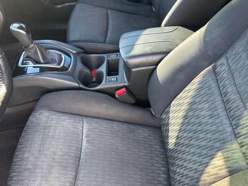 Used 2018 Nissan Rogue SV image 7