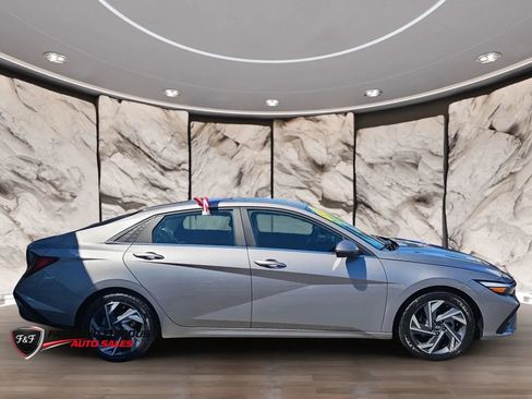 Used 2025 Hyundai Elantra Limited FWD image 4