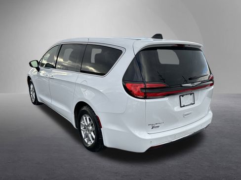 Used 2024 Chrysler Pacifica Touring-L image 6