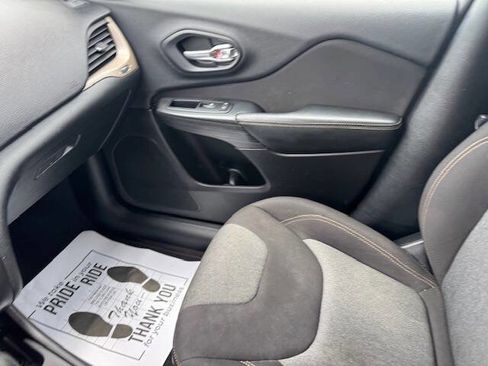 Used 2016 Jeep Cherokee Sport image 35