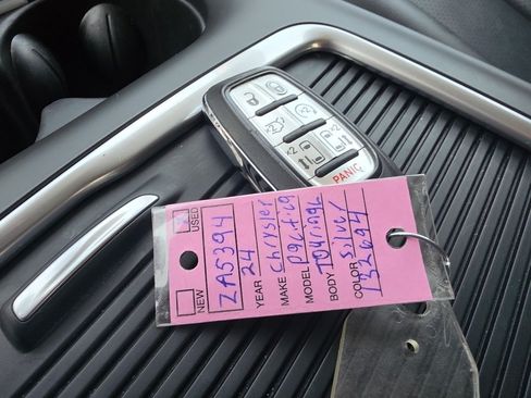 Used 2024 Chrysler Pacifica Touring-L FWD image 34
