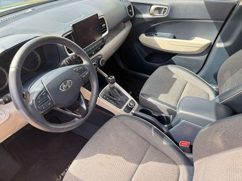 Used 2022 Hyundai Venue Limited image 4