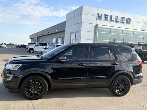 Used 2017 Ford Explorer XLT w/ Equipment Group 202A AWD/4WD image 3