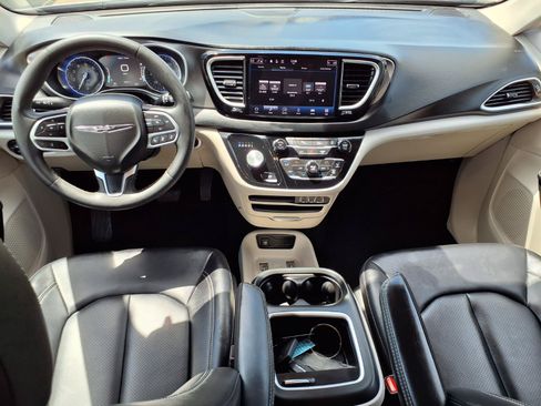Used 2024 Chrysler Pacifica Touring-L FWD image 5