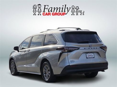 Used 2025 Toyota Sienna LE image 3