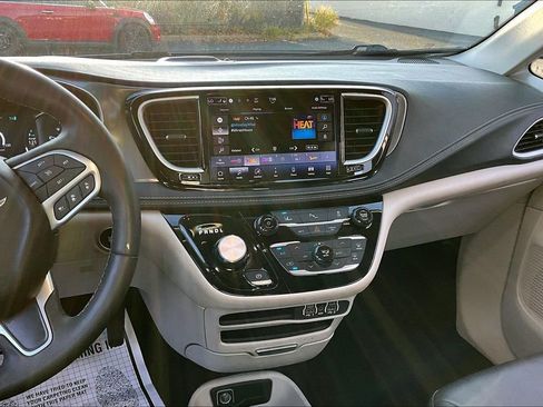 Used 2024 Chrysler Pacifica Limited FWD image 9
