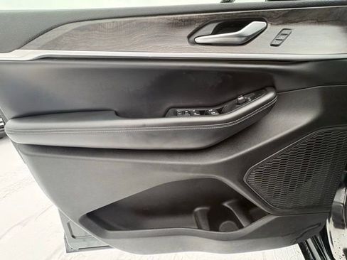 Used 2023 Jeep Grand Cherokee Limited w/ Luxury Tech Group II image 32