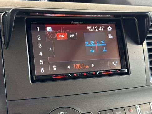 Used 2011 Toyota Sienna XLE FWD image 25