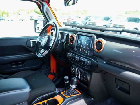 Used 2020 Jeep Wrangler Unlimited Sahara w/ Uconnect 4C Nav & Sound Group AWD/4WD image 18
