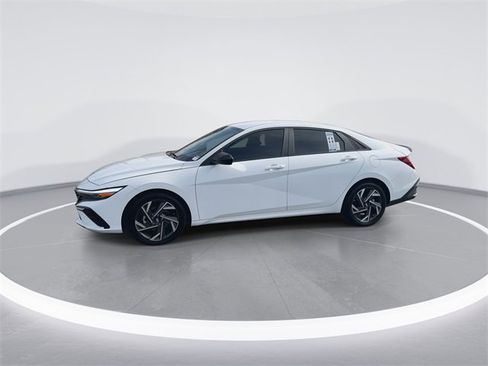 Certified 2025 Hyundai Elantra SEL image 4