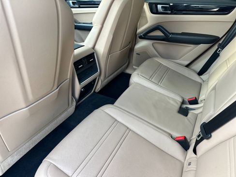 Used 2022 Porsche Cayenne E-Hybrid image 13