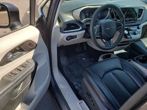Used 2023 Chrysler Pacifica Touring-L FWD image 10