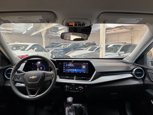 Used 2025 Chevrolet Trax LT FWD image 32