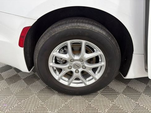 Used 2023 Chrysler Pacifica Touring-L FWD image 18