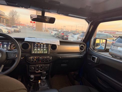 Used 2023 Jeep Gladiator Willys image 8