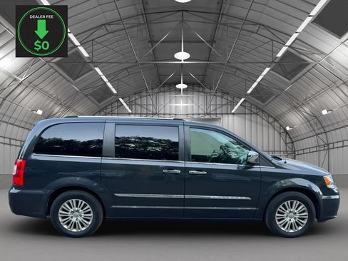 Used 2012 Chrysler Town & Country Limited w/ Luxury Group FWD image 6