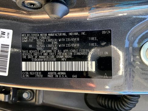 Used 2024 Toyota Highlander XLE FWD image 34
